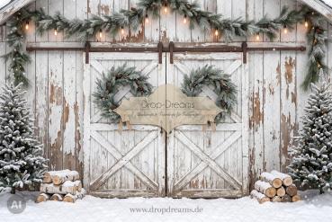 Weihnachts-Backdrop Christmas Barn mit Scheunenfassade, Tannenkränzen und Edison-Lichterkette in Weiß und Natur von Drop-Dreams